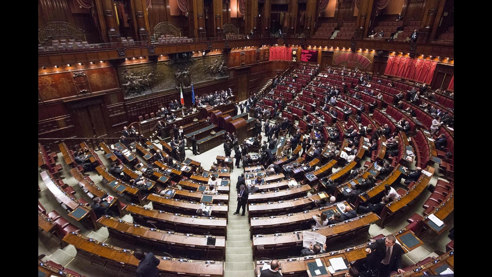 Stabilità,Camera approva ddl Bilancio:lunedì voto finale in Senato. Bagarre in aula