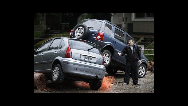 Argentina, forti piogge e inondazioni a Buenos Aires: un morto e danni