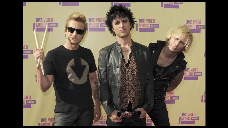 Green Day cancellano altri concerti e anticipano uscita di ‘Tré’