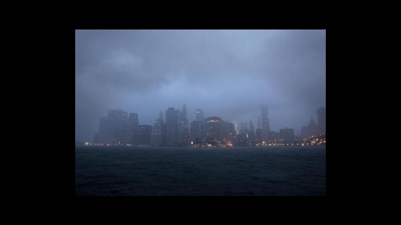 Wall Street potrebbe rimanere chiusa anche domani per uragano Sandy
