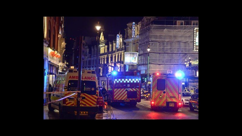 Crollo al teatro Apollo a Londra: oltre 80 feriti, 7 gravi