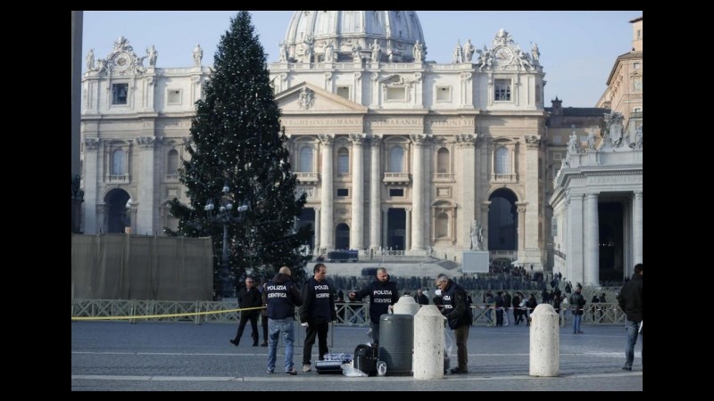 Uomo 51enne si dà fuoco in piazza San Pietro