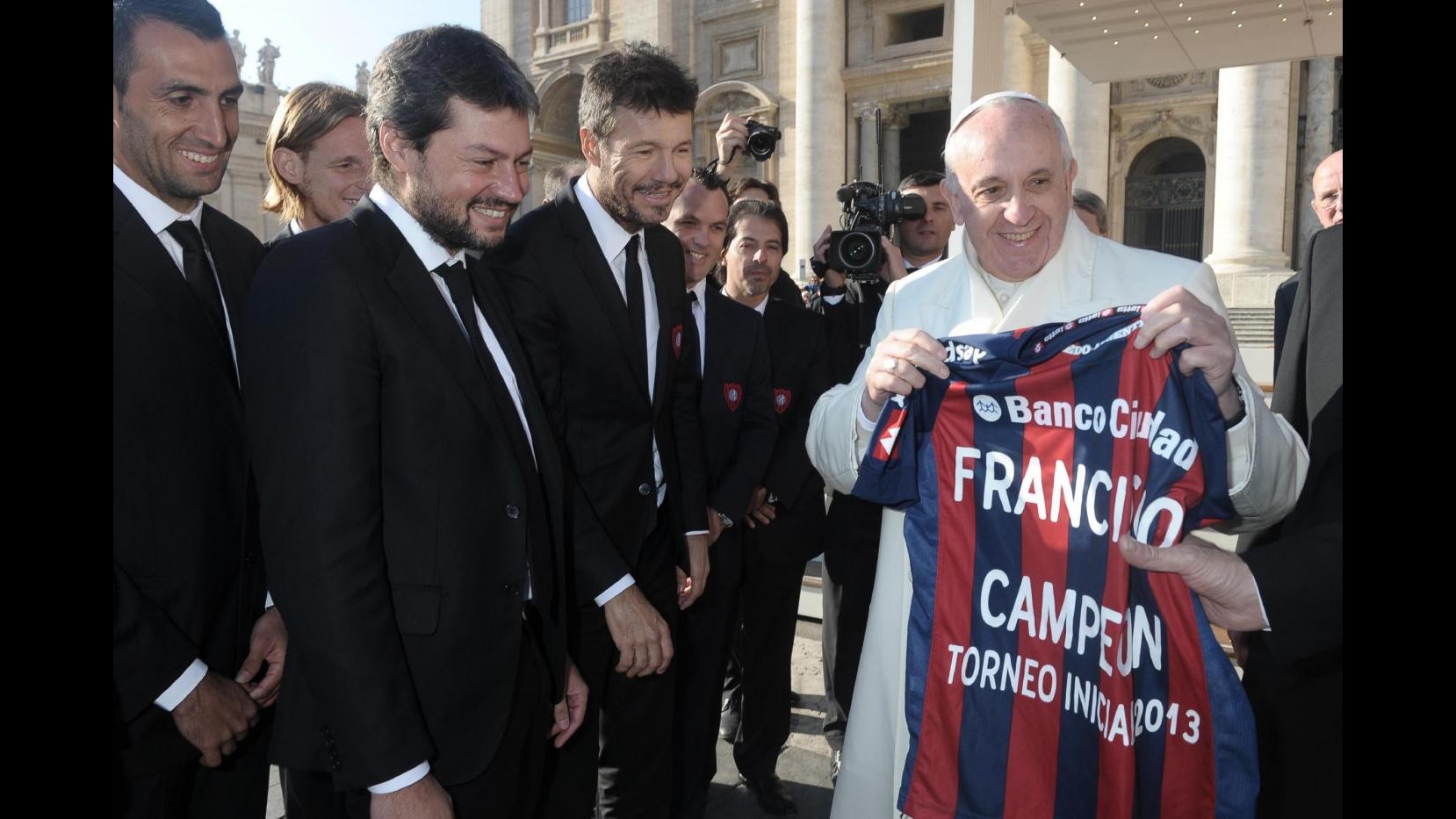 Delegazione S. Lorenzo regala a Papa Francesco Trofeo Inicial e maglia celebrativa
