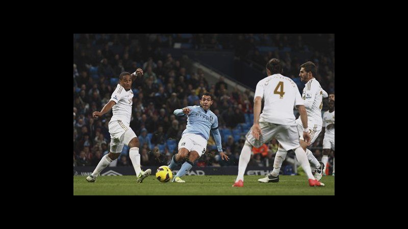Premier League, Tevez fulmina Swansea: City vince e scavalca United