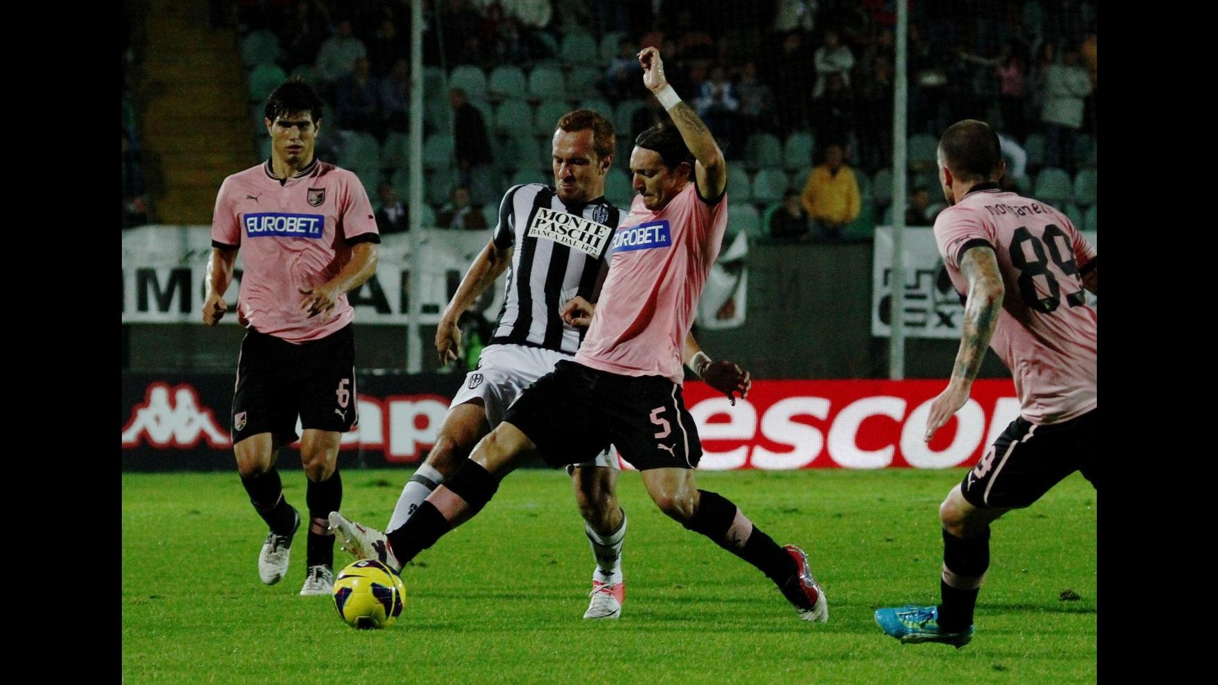 Più Palermo che Siena, ma nell’anticipo del Franchi termina 0-0