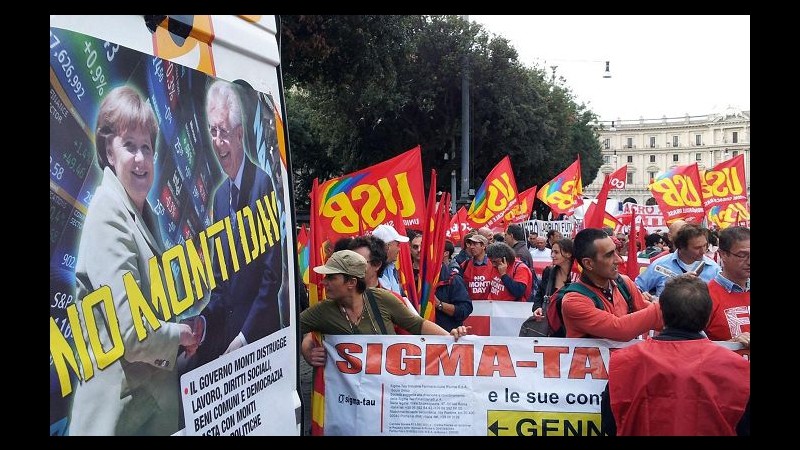No Monti Day, tensione a corteo: petardi contro sede Banca Unipol
