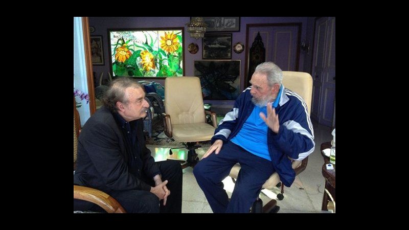 Cuba, prima foto di Fidel Castro in 4 mesi. Giornalista: Sta benissimo