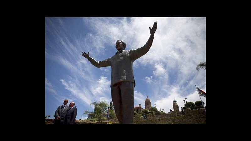 Mandela, a Pretoria svelata gigantesca statua