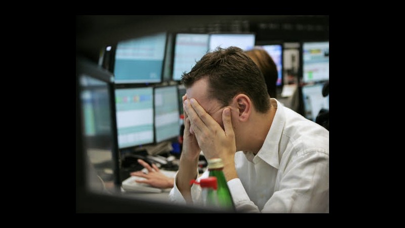 Borsa, Milano in negativo (-0,8%) con banche, bene Luxottica