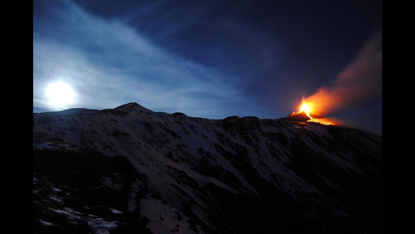 Nuova spettacolare eruzione dell’Etna nella notte