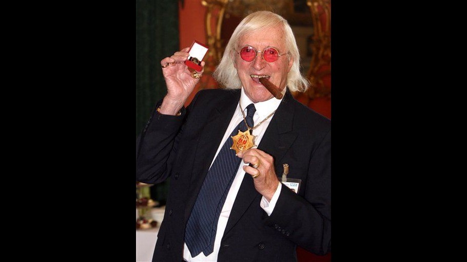 Polizia britannica: Presentatore Bbc Jimmy Savile abusò di 300 minori