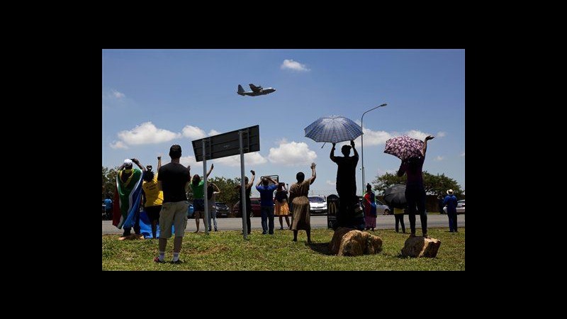 La salma di Mandela torna a casa, domani a Qunu i funerali