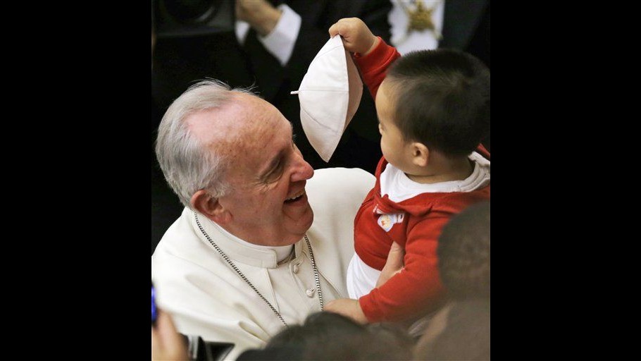Vaticano, Papa riceve torta compleanno da bimbi dispensario S. Marta. Uno gli sfila zucchetto