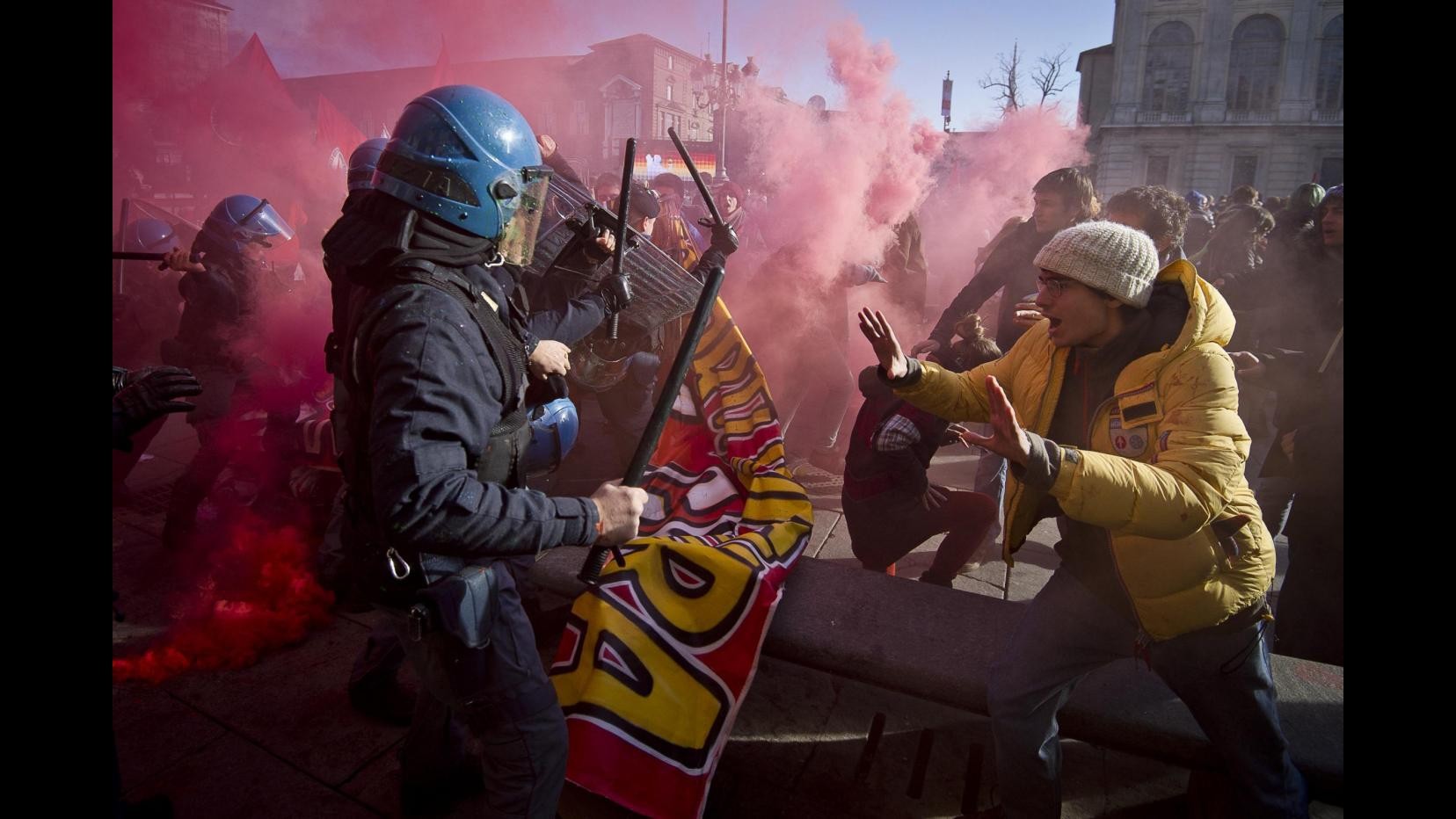 Scontri A Torino: 7 Studenti Denunciati, Due Poliziotti Feriti - LaPresse