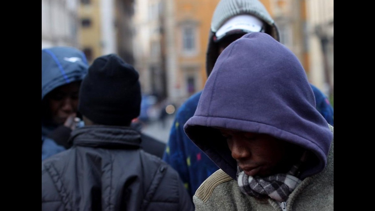 Napoli, 30 immigrati assaltano ufficio questura: 10 contusi, 4 fermi