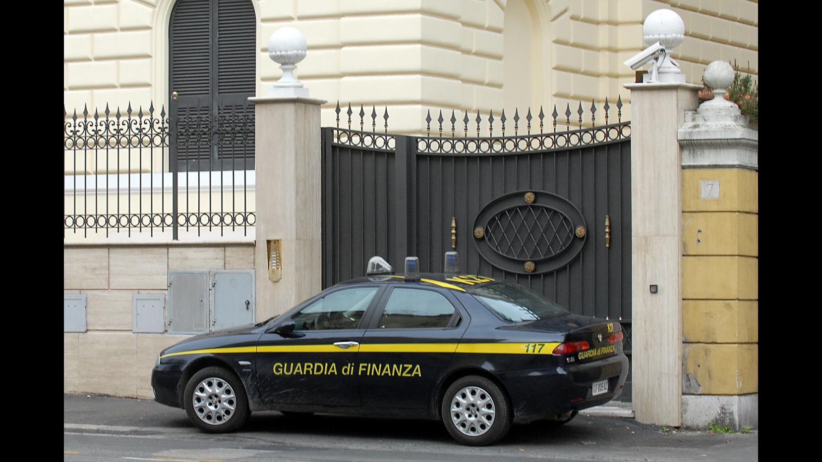 Como, ex dipendente provincia si finge finanziere, preso dai ‘colleghi’