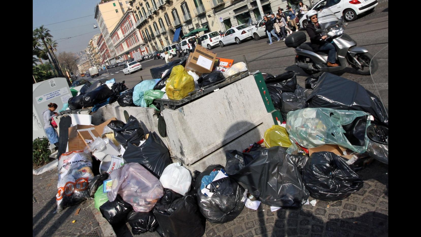 Napoli, rinviate a giudizio 17 persone per una maxitruffa sui rifiuti