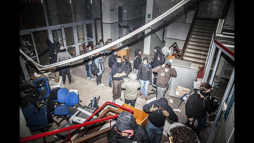 Milano, ‘Lambretta’ occupa ex sede Arti Grafiche Rizzoli