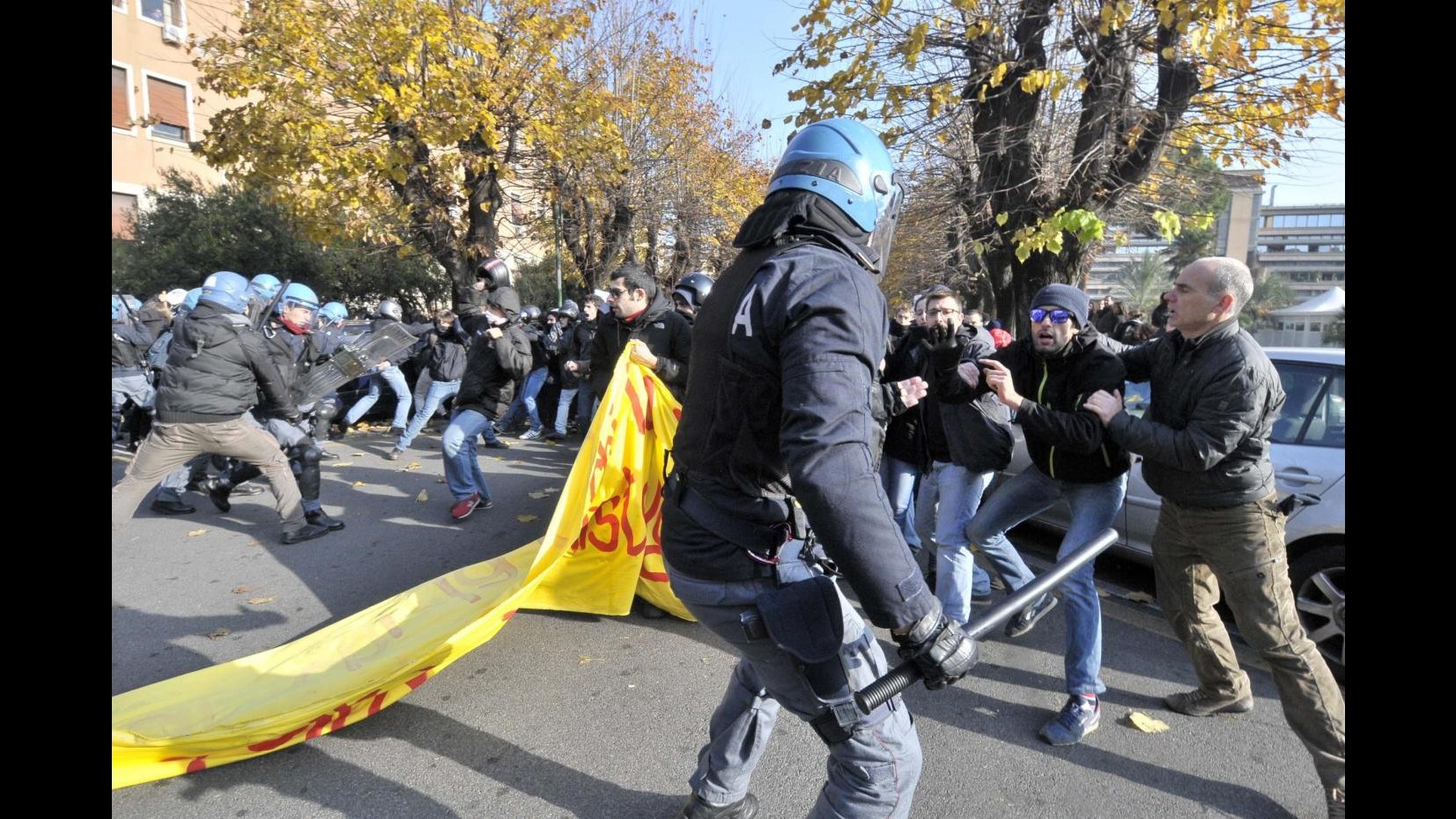 Roma, tensioni durante protesta studenti a La Sapienza: lanci bombe carta. Due denunce