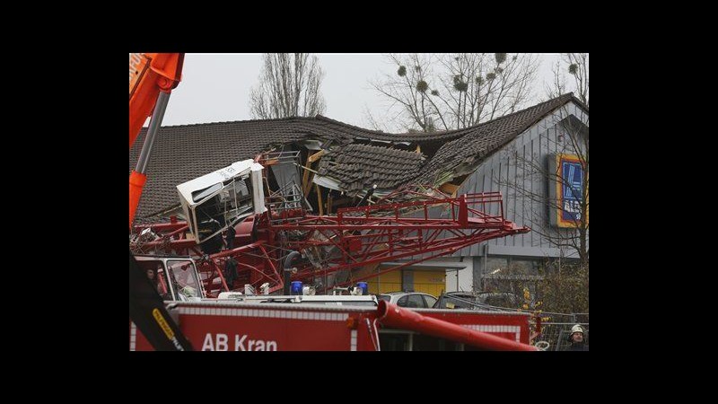 Germania, gru cade su supermercato vicino Francoforte: un morto e 5 feriti