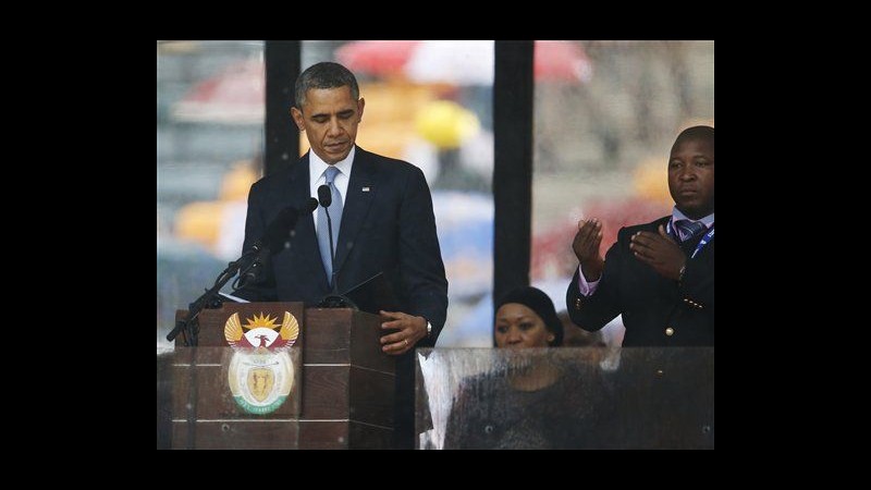 Mandela, incredibile beffa: sul palco falso interprete dei segni