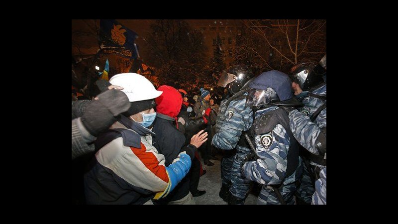 Ucraina, polizia disperde manifestanti e rimuove barricate a Kiev