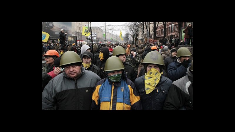 Ucraina, nuove proteste antigovernative a Kiev: scontri con polizia