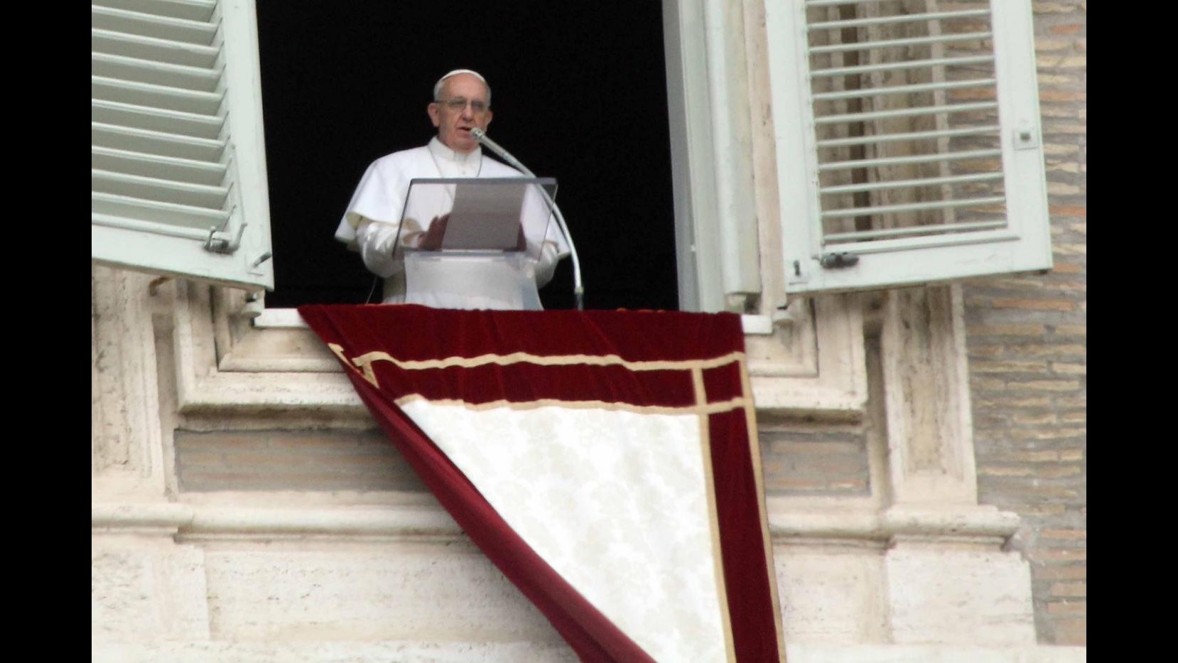 Papa Francesco: Grazie a chi difende migranti da mercanti di carne umana