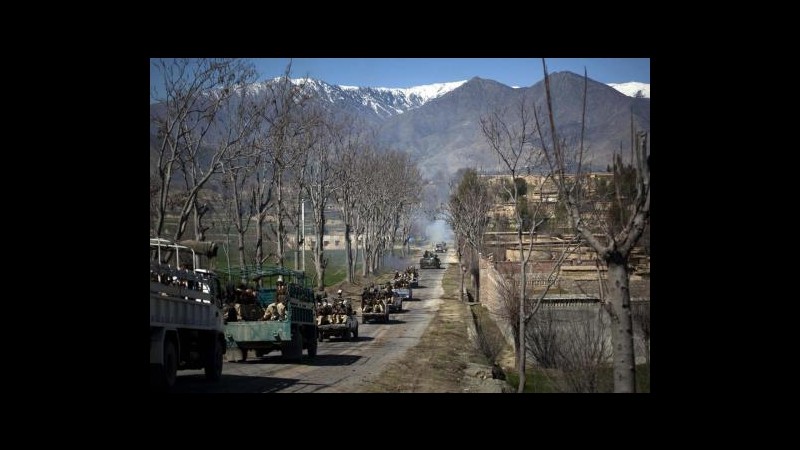 Pakistan, bomba contro militari: 20 morti. Talebani rivendicano