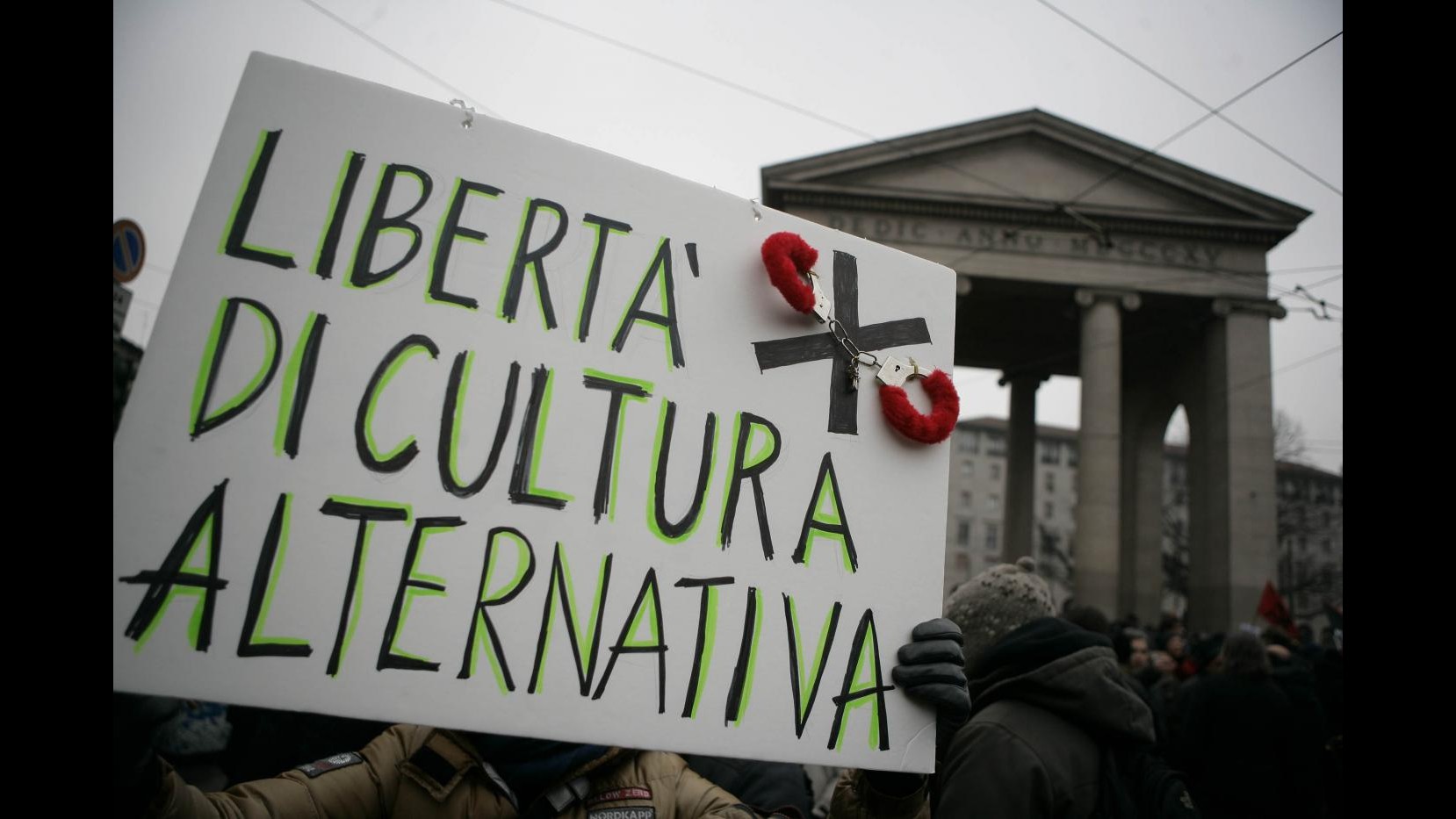 Milano, in 3 sul tetto per impedire sgombero centro sociale Lambretta