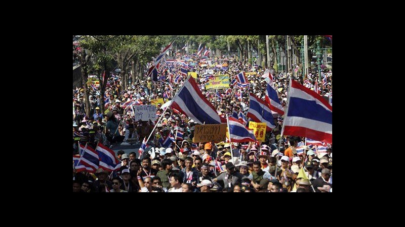 Thailandia, 2 esplosioni in proteste a Bangkok: 28 feriti