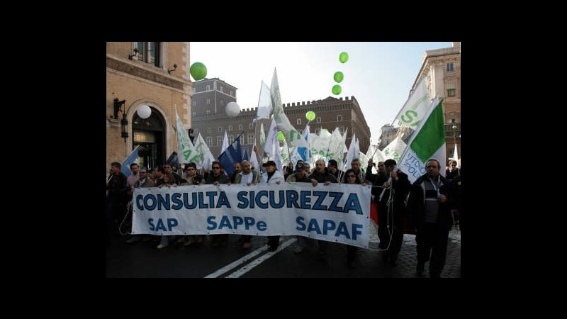 Sicurezza, contro il governo in piazza poliziotti e vigili fuoco