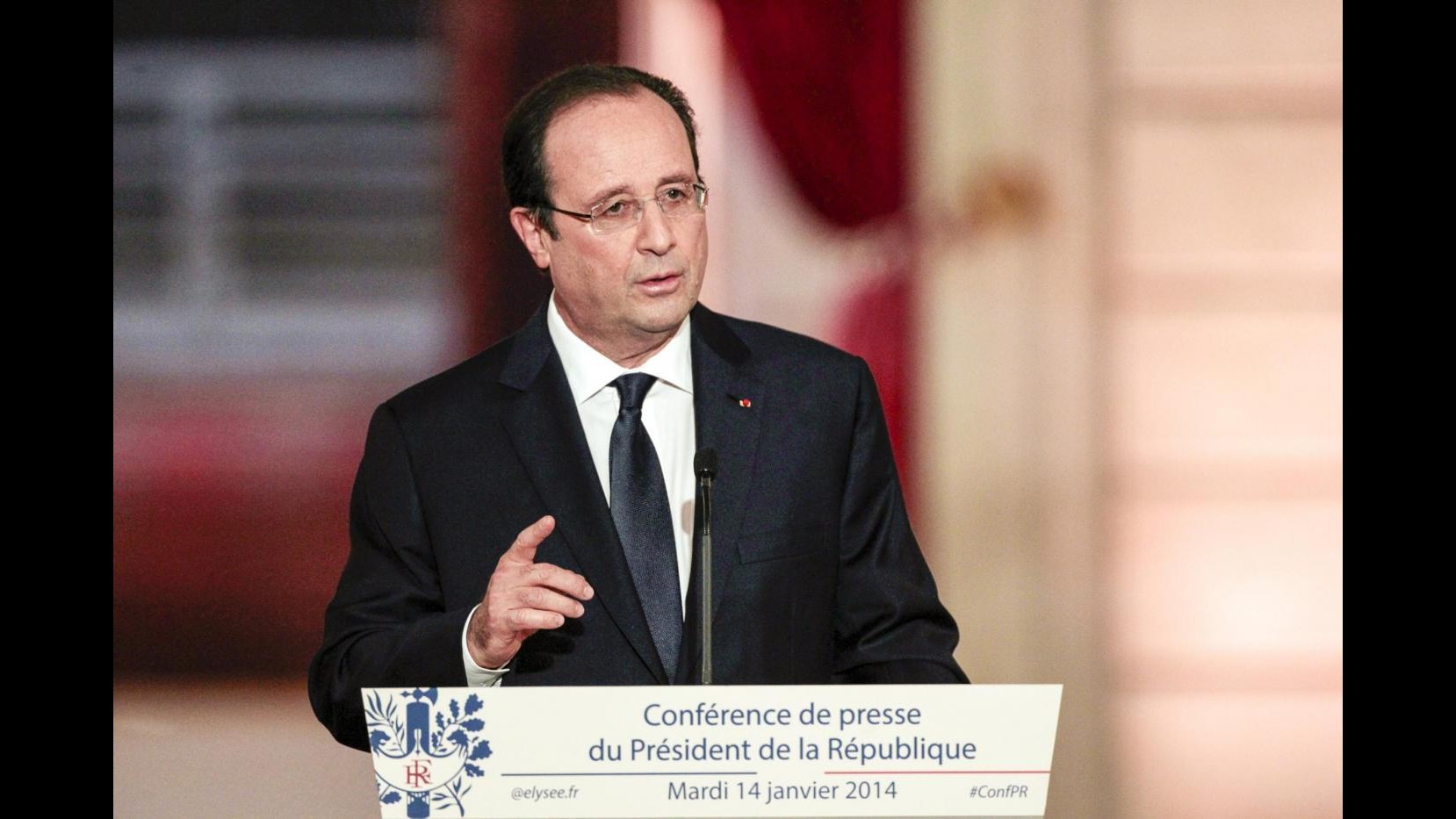 Francia, sondaggio: maggioranza francesi approva silenzio Hollande su vita privata