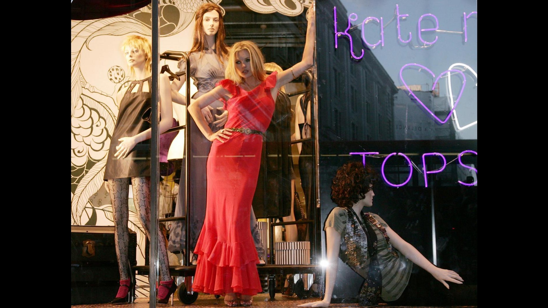 Kate Moss, icona di bellezza anni ’90, compie 40 anni