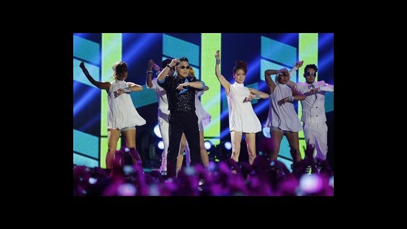 Madonna pazza per il ‘Gangnam Style’, Psy con lei sul palco a New York