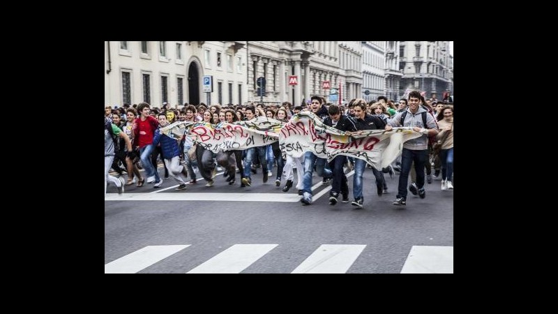Migliaia di studenti in piazza a Milano contro crisi e tagli