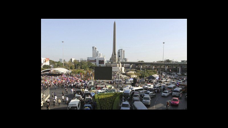 Ancora proteste a Bangkok: attivisti marciano verso ministeri