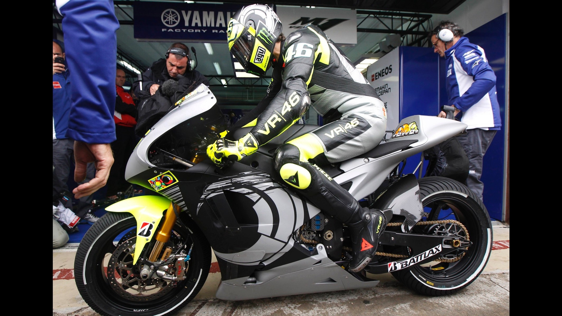 MotoGp, test Valencia: esordio bagnato per Rossi sulla Yamaha