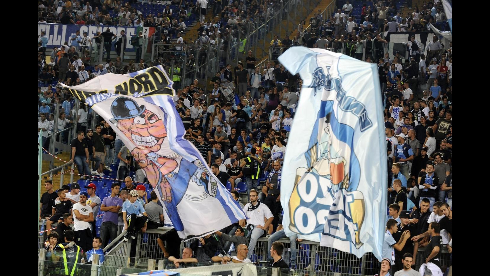 Calcio, derby Lazio-Roma:arrestato autore lancio molotov contro agenti