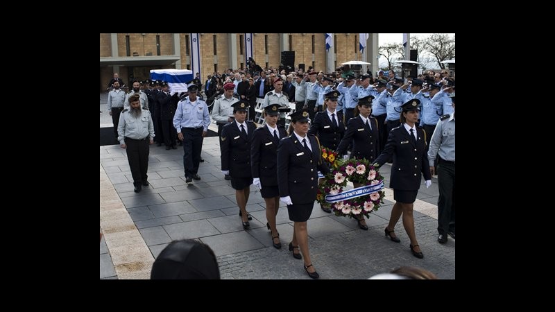 Israele, feretro di Sharon in viaggio verso il Negev, tappa a Latrun