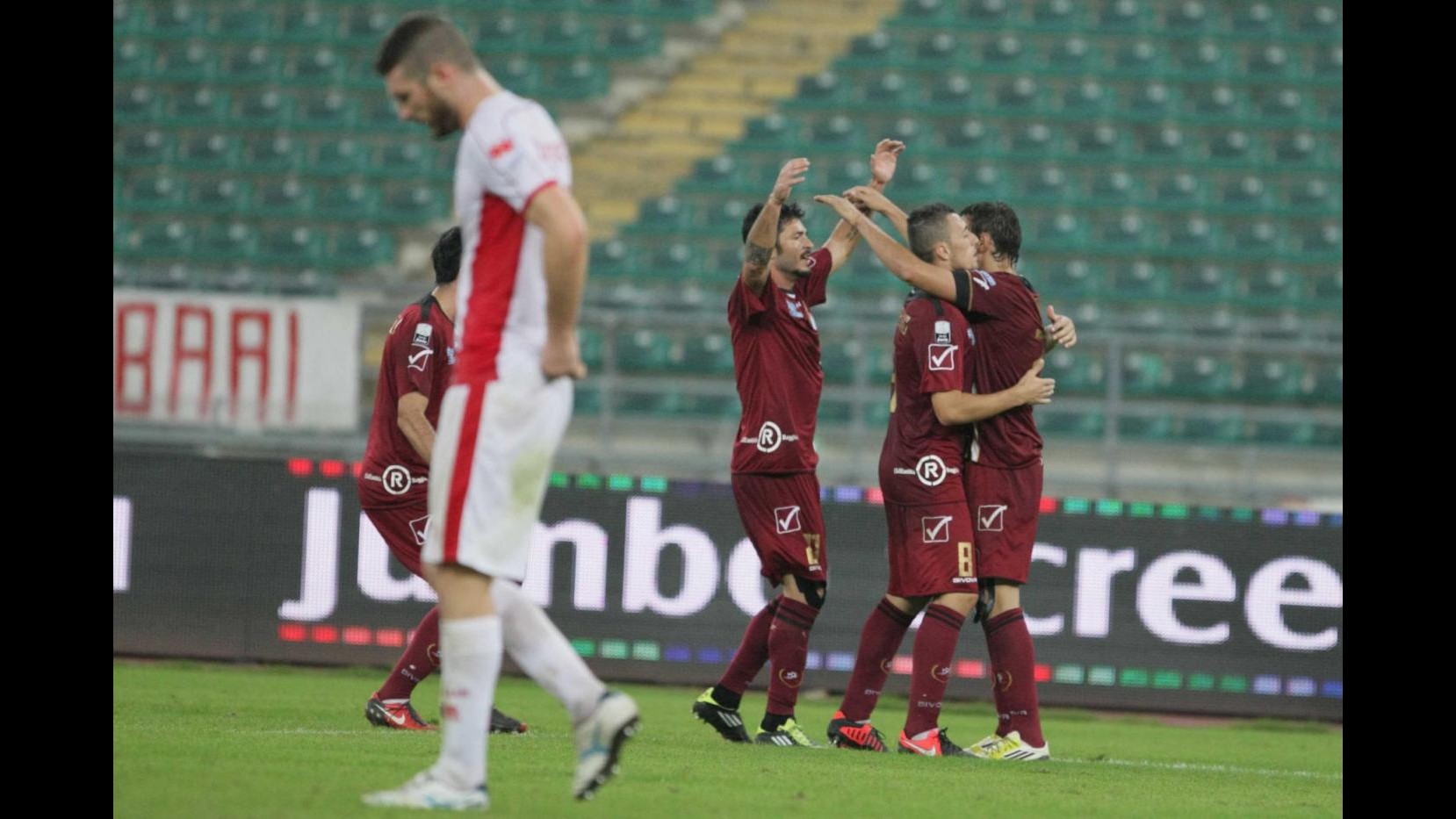 Serie B, la Reggina espugna Bari e prova a uscire dalla crisi