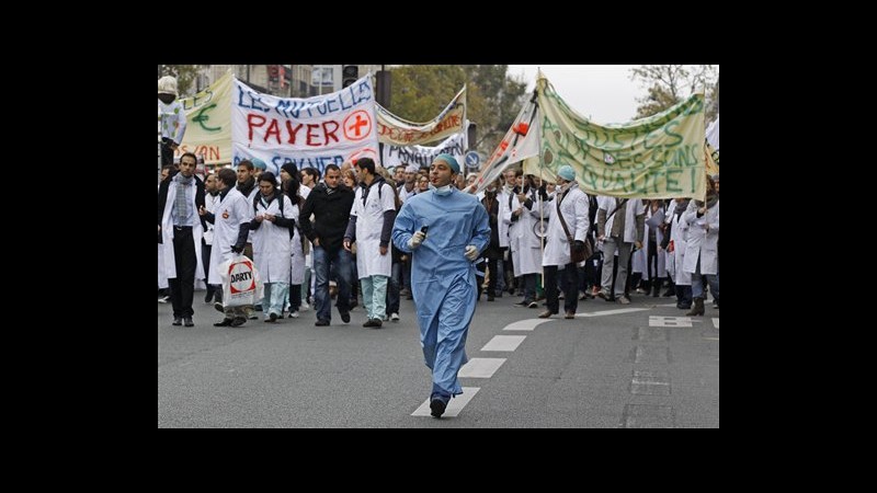 Francia, centinaia di medici in strada a Parigi contro riforma sanità