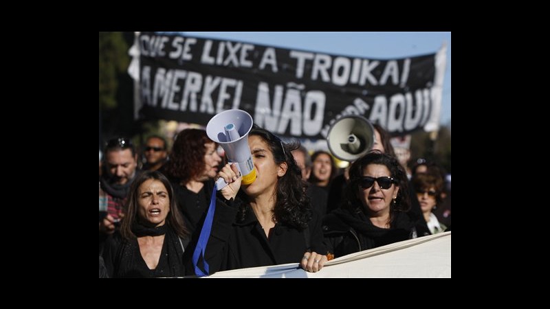 Merkel a Lisbona: Condizioni Portogallo migliorate. Proteste in piazza