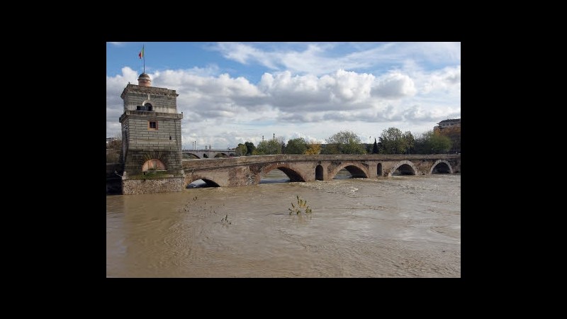 Allarme maltempo anche a Roma: sale il Tevere, domani la piena