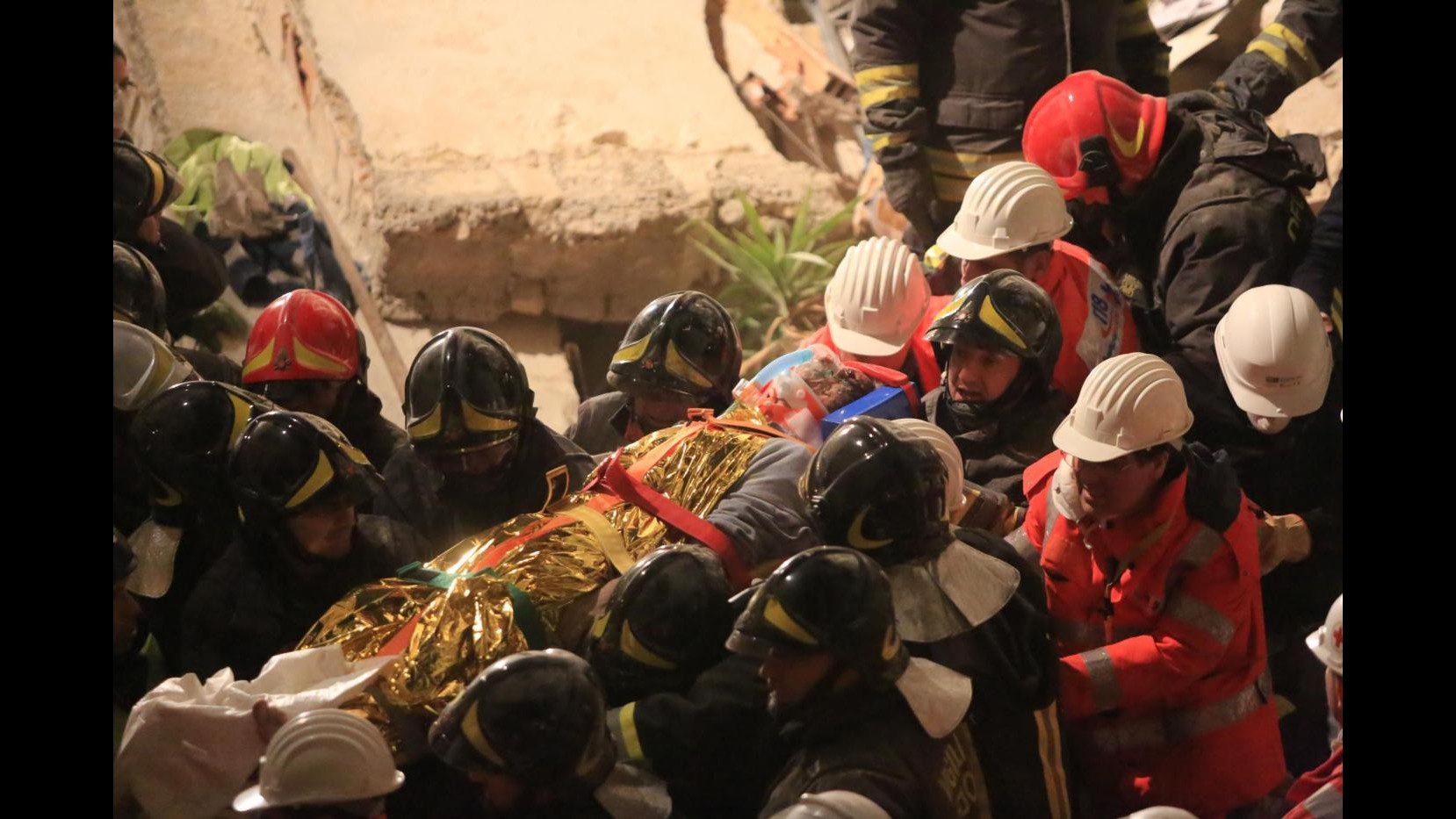 Matera, uomo estratto 12 ore dopo crollo: resta molto grave, ma stazionario