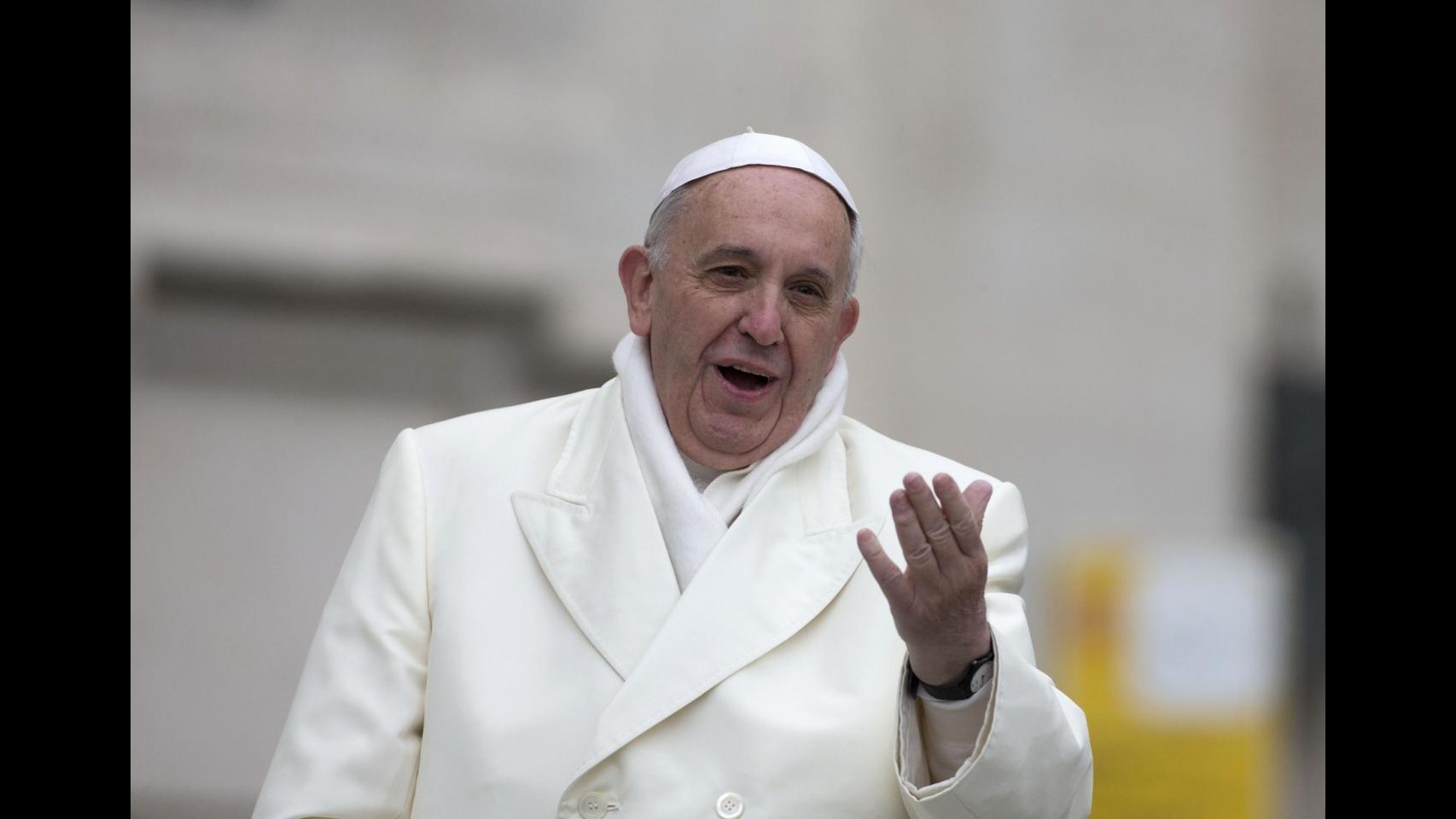 Vaticano, Papa Francesco battezza 32 bimbi: Se piangono dategli da mangiare