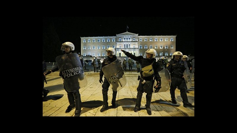 Grecia, Parlamento approva bilancio 2013: 15mila in piazza ad Atene