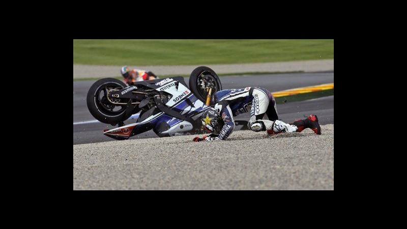 MotoGp, Gp Valencia: Lorenzo cade, vince Pedrosa, Rossi decimo
