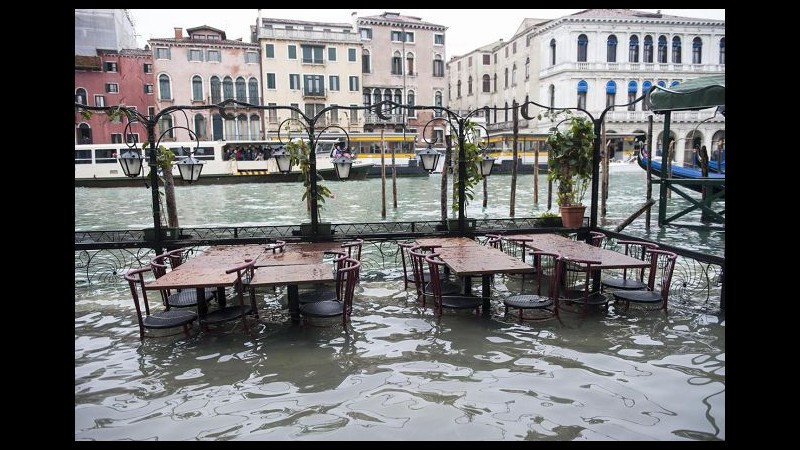 Maltempo, allarme per Venezia: città allagata per il 70%