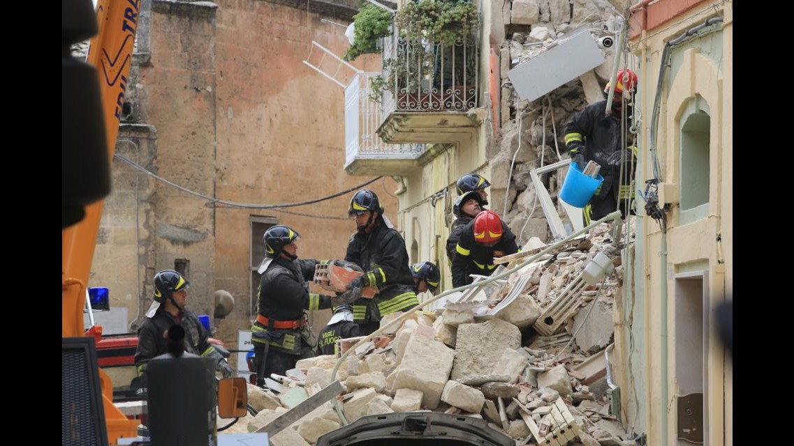 Matera, crolla palazzina: morta una donna. Disperso estratto vivo dopo 12 ore